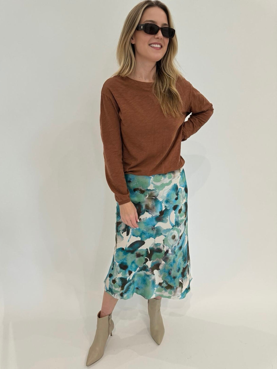 Rails Anya Midi Skirt in Verbena paired with Elliott Lauren Balloon Sleeve Tee in Chestnut