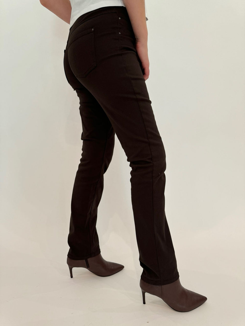 MAC Jeans MAC Dream Straight Denim 32" in Deep Brown with 5-pocket design, straight fit, straight leg, normal rise