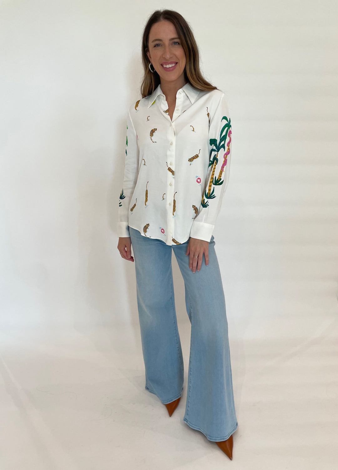 Vilagallo Mafalda Piscina Print Shirt in Multi paired with Mother Denim The Roller Sneak Jeans in Ball's In Your Court available a Barbara Katz