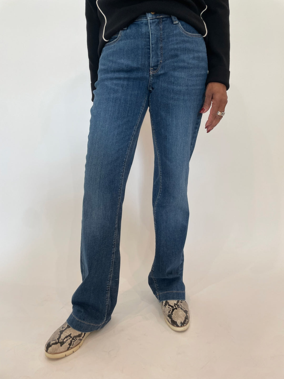 MAC Dream Boot Jeans in Super Vin Wash available at Barbara Katz