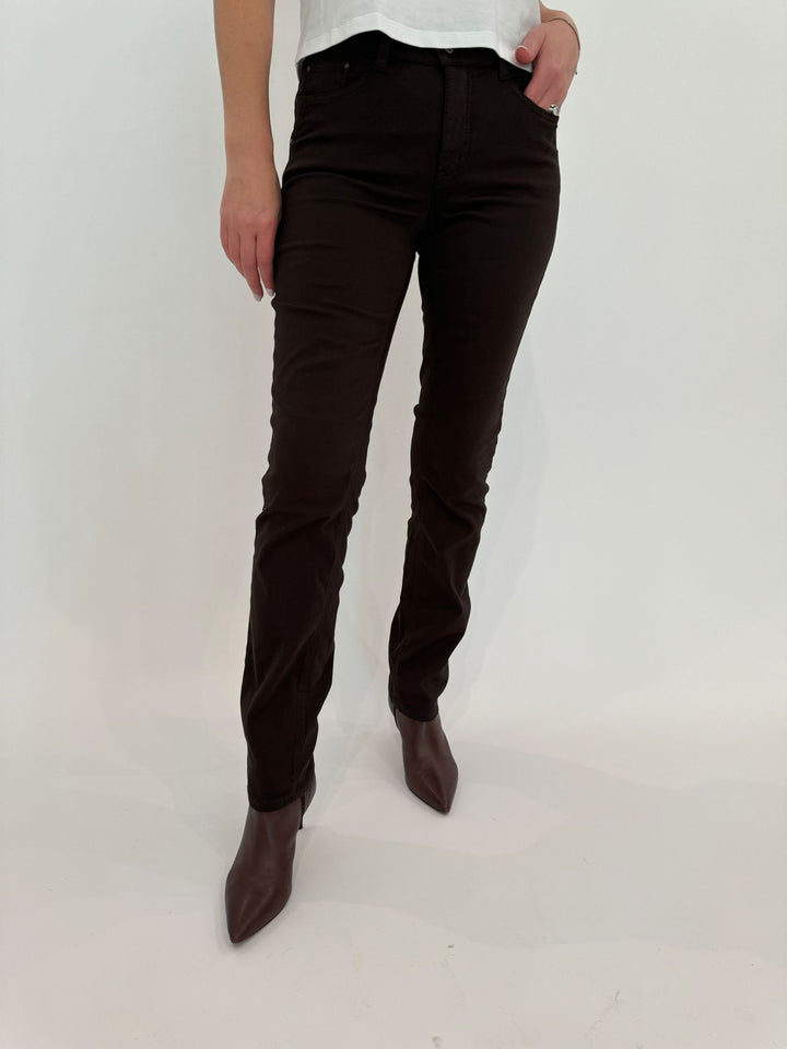 MAC Jeans MAC Dream Straight Denim 32" in Deep Brown with 5-pocket design, straight fit, straight leg, normal rise