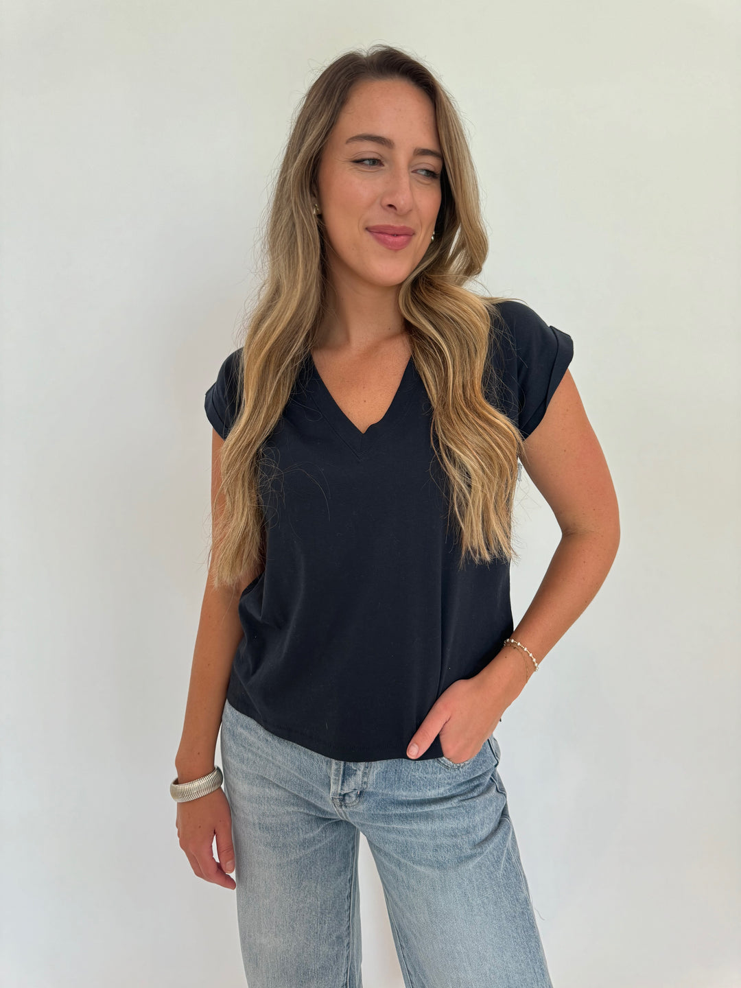 Frame Easy V-Neck Tee in Navy available at Barbara Katz