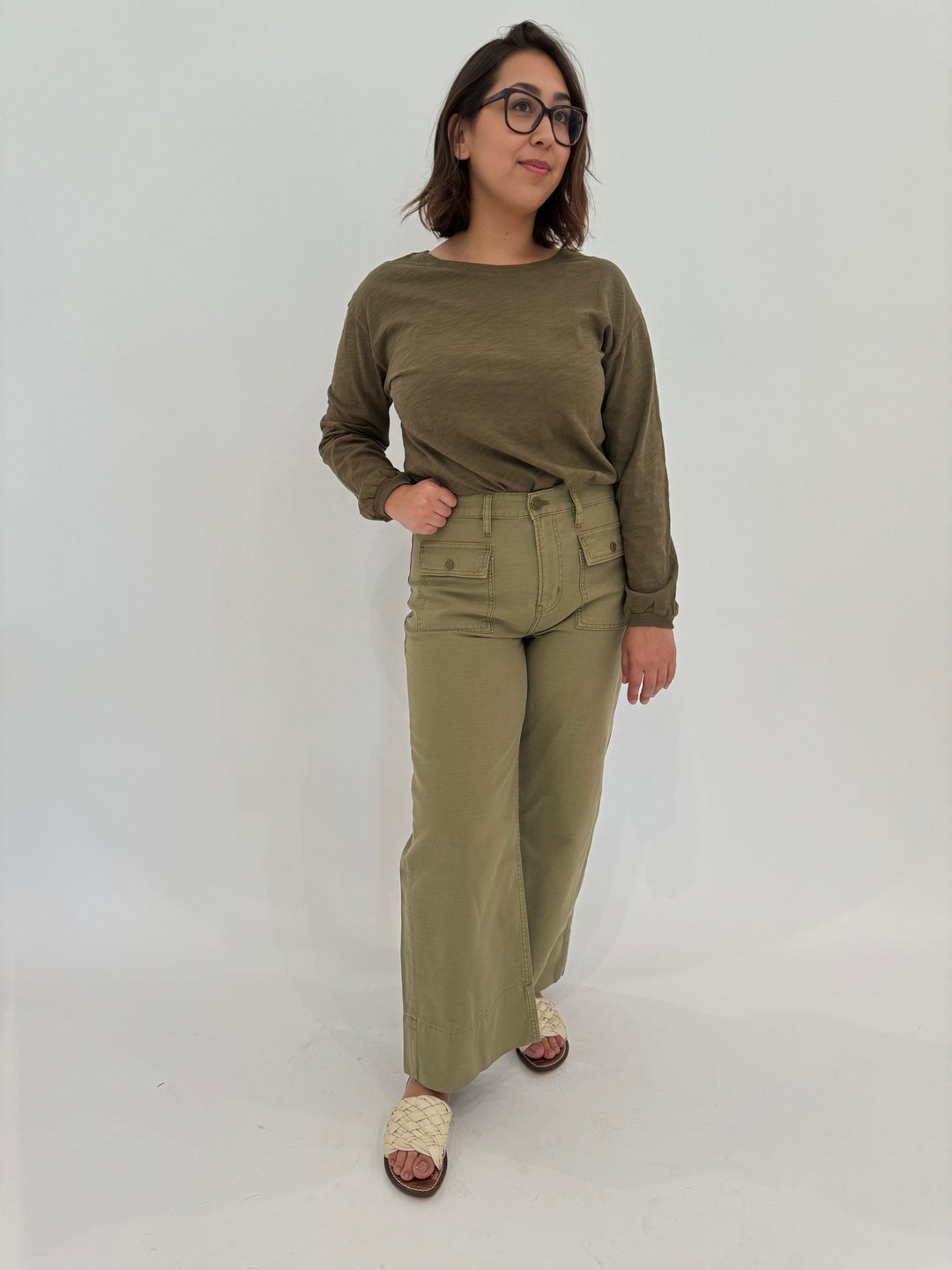 Frame The 70s Patch Pocket Crop Straight Jeans in Wash Summer Sage paired with Elliott Lauren Balloon Sleeve Tee in Olive