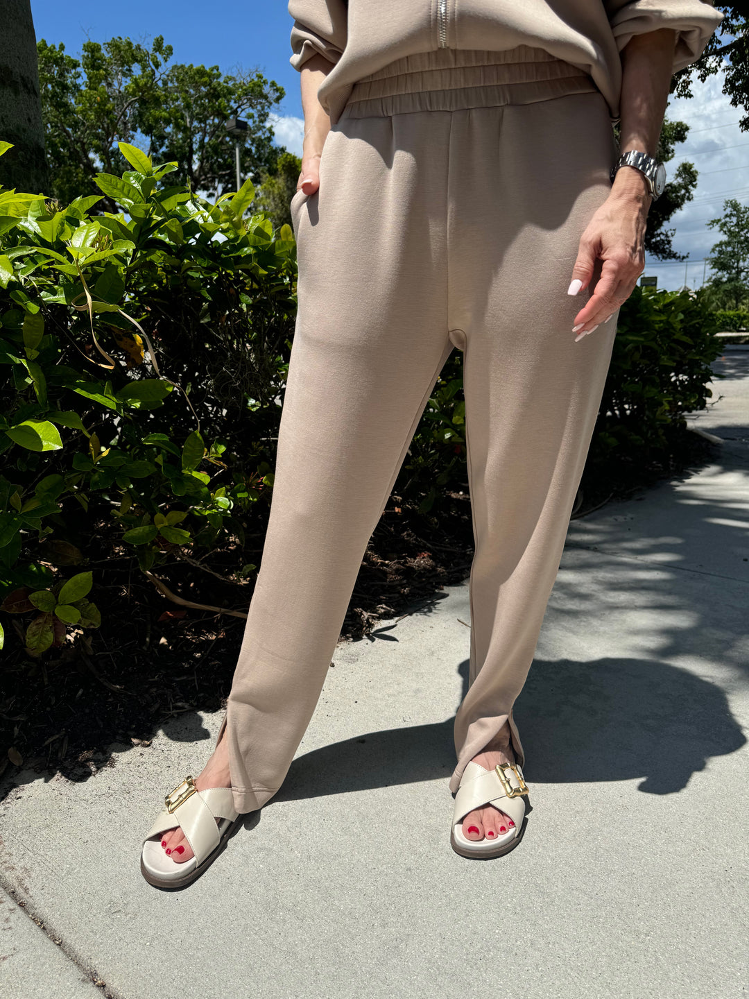 Varley The Slim Zip Hem Pants in Light Taupe, pull-on style pants with eastic waistband, functional pockets, concealed zip cuffs, and slim, tailored fit. Ideal for traveling #travelpants #traveloutfit